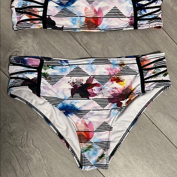 Cupshe White and Multicolor Black Strappy Swimsuit Bikini Set, Size L - Picture 6 of 12